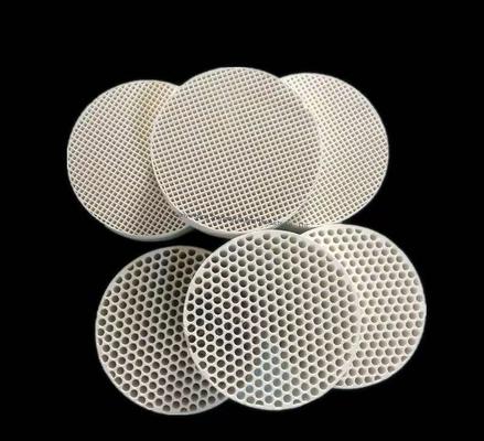 ইন্ডাস্ট্রিয়াল সিরামিক অ্যালুমিনিয়াম প্লেট হোল ঘনত্ব 99% Al2O3 অ্যালুমিনিয়াম সিরামিক কাস্টম পলিশিং