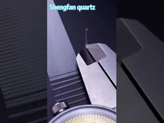 এটি একটি কোয়ার্টজ কৈশিক নল যা চুলের একটি স্ট্র্যান্ডের মতো প্রায় একই পুরুত্বের।